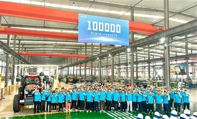 Piatră de hotar! Cel de-al 100-lea000tractor al industriei grele Sadin a ieși...